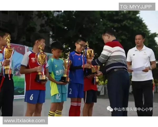 迈巴赫足球星闪耀绿茵赛场彰显豪华与运动激情完美融合